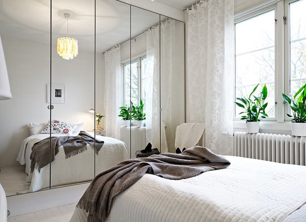 Gương đối diện giường ngủ sẽ tạo tâm lý bất an và dễ giật mình tỉnh giấc