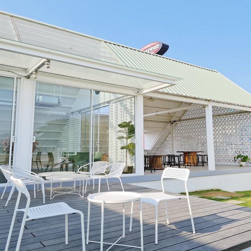 Quán cafe sử dụng tôn lạnh làm mái che tạo không gian thoáng đãng và sang trọng