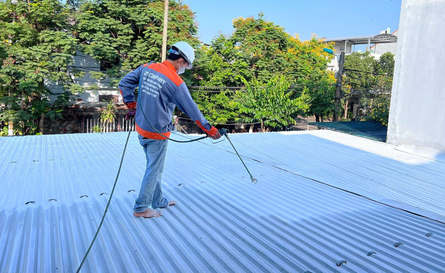 Mái tôn cần được bảo dưỡng và nâng cấp sau thời gian dài sử dụng nhằm tăng khả năng cách nhiệt và điều hòa không khí bên trong ngôi nhà