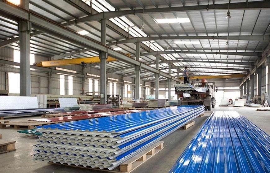 Các chồng tôn được kê trên pallet gỗ, sắp xếp ngay ngắn, tránh va chạm làm biến dạng tôn