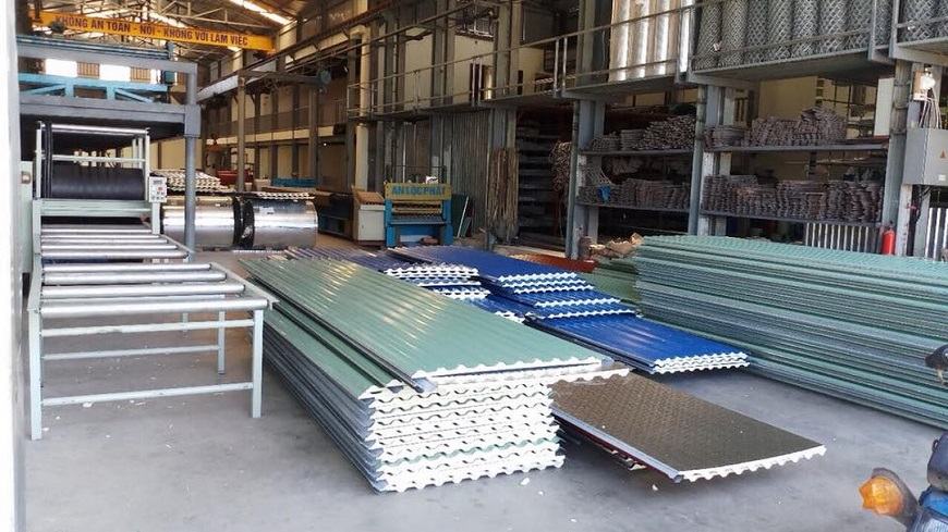 Tôn lợp mái cần được xếp gọn gàng, che chắn đầy đủ đảm bảo tôn không bị ẩm mốc hay trầy xước