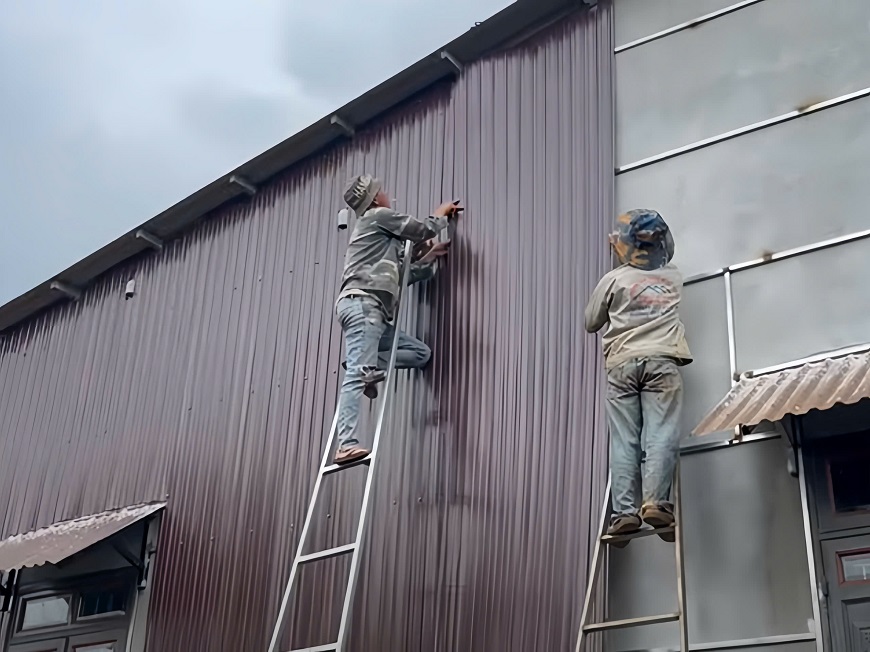 Tiến hành lắp đặt tôn bằng cách sử dụng vít hoặc đinh tán để cố định tấm tôn lên khung thép