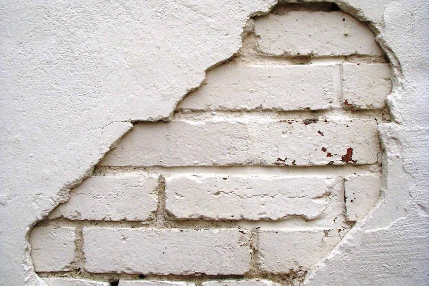 Ẩm mốc và bong tróc có thể làm suy yếu kết cấu tường, gây ra sụt lún, đổ vỡ