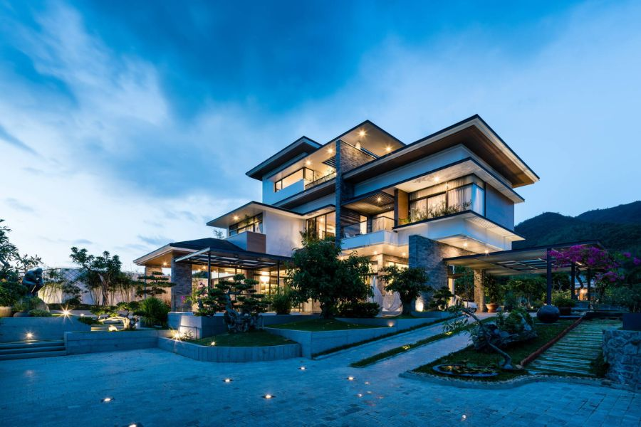 Nhà biệt thự với hướng cửa chính hướng ra sân vườn