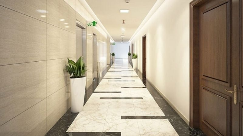 Cửa nhà chung cư hướng ra hành lan