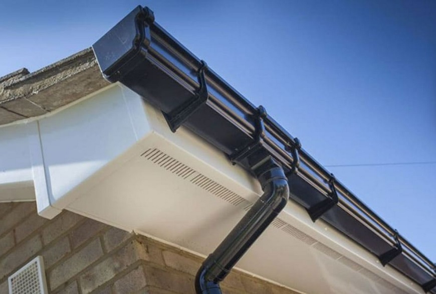 Việc lắp đặt máng xối giúp kiểm soát hướng dòng chảy, giảm thiểu tác động của nước mưa lên các hạng mục công trình