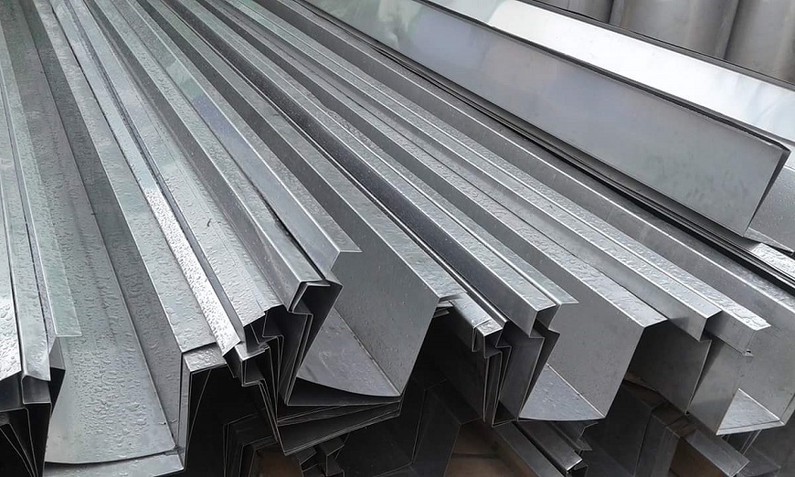 Khả năng chống ăn mòn của máng xối tôn kẽm sẽ giảm dần theo thời gian, đặc biệt khi thường xuyên tiếp xúc với môi trường có độ ẩm cao hoặc hơi muối biển