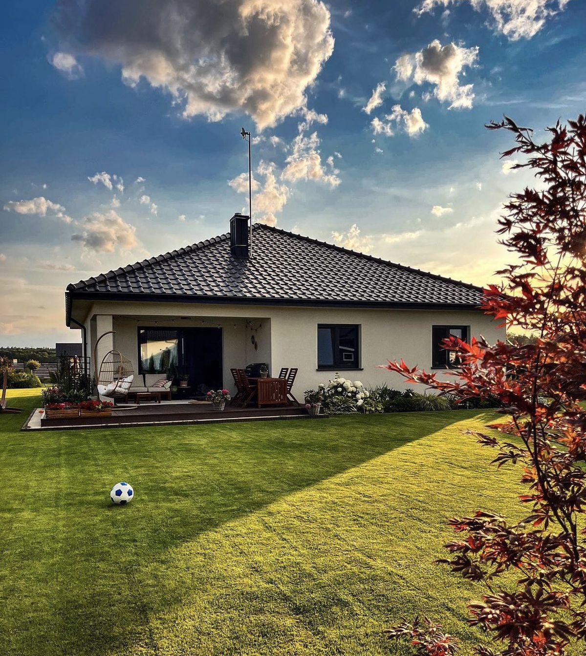 Mẫu 16: Nhà cỡ lớn kiến trúc mái thái sử dụng tôn chống nóng giả ngói 