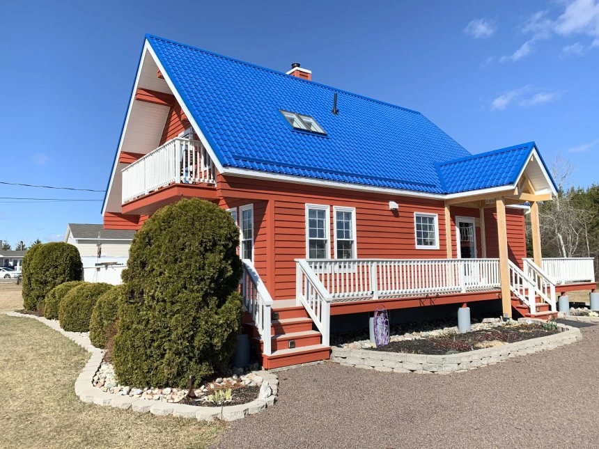 Mẫu 06: Nhà mái tôn màu xanh dương bắt mắt theo phong cách cổ điển