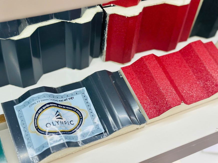 Tem nhãn đính trên bề mặt tôn