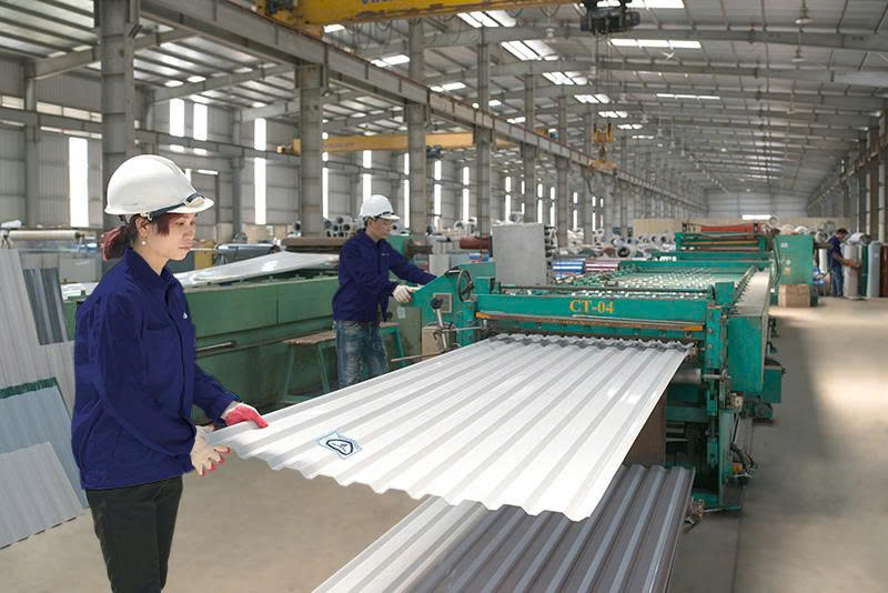 Mua tôn trực tiếp tại xưởng phù hợp cho đơn hàng số lượng lớn hoặc công trình cần tiêu chuẩn kỹ thuật cao, giúp tiết kiệm chi phí và đảm bảo tiến độ thi công