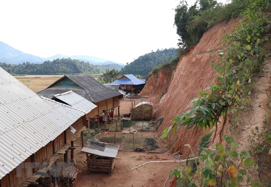 Xây nhà ở chân núi hay hẻm núi dễ bắt gặp tình trạng sạt lở lũ lụt ảnh hưởng đến tài sản và tính mạng con người