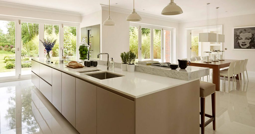 Bố trí cửa tại cạnh bếp thay vì xây cửa chính đối diện bếp