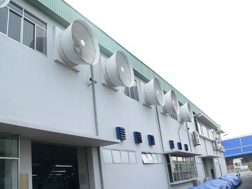 Hệ thống thông gió và ánh sáng cũng cần được đáp ứng đầy đủ giúp nhà xưởng dễ chịu và không khí lưu thông dễ dàng hơn