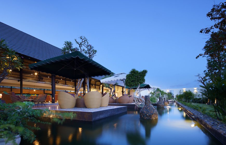 Quán cafe lợp mái tôn giả ngói tạo nên không gian truyền thống đẹp mắt