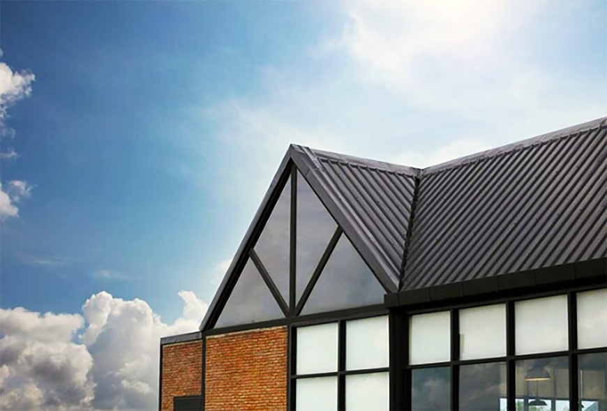 Màu ghi xám không chỉ mang đến vẻ đẹp tinh tế mà còn giúp phản xạ ánh nắng mặt trời hiệu quả 