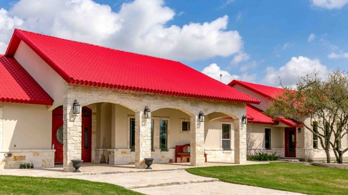 Công trình sử dụng tôn cách nhiệt giả ngói kim cương nổi bật giữa sắc trời xanh thẳm