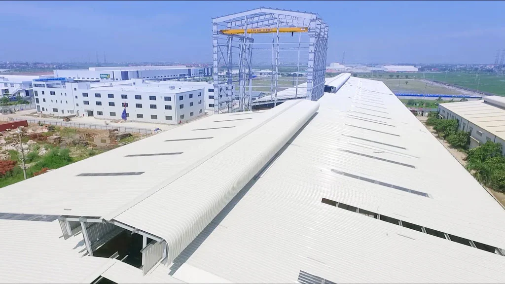 Nhà xưởng sử dụng tôn cách nhiệt màu trắng sữa