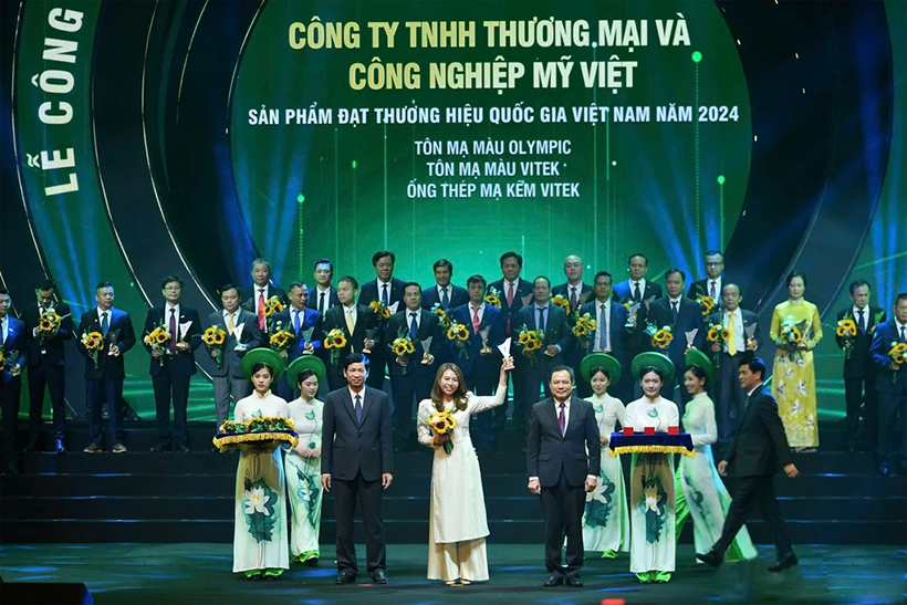 Bà Nguyễn Minh Thu - Phó tổng giám đốc Công ty Mỹ Việt tại buổi lễ vinh danh "Thương hiệu Quốc gia 2024"