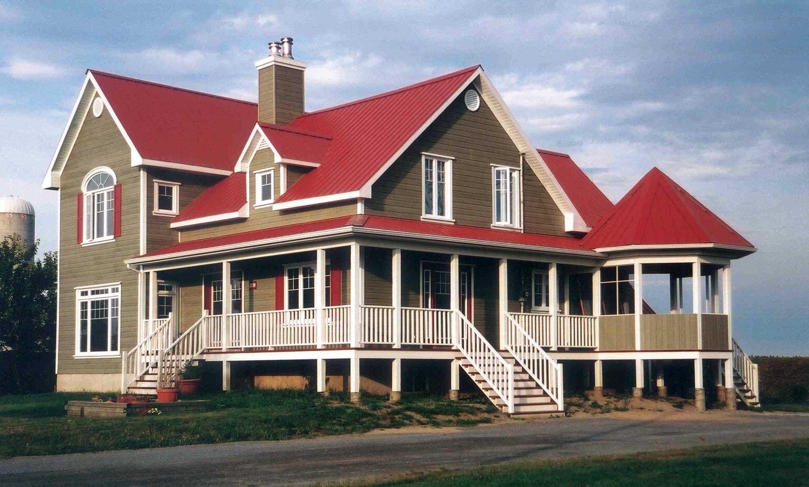 Nhà 2 tầng phong cách châu Âu với mái tôn đỏ đậm