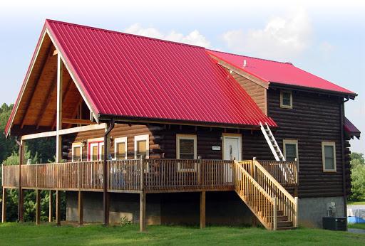 Nhà gỗ với mái tôn màu đỏ đậm