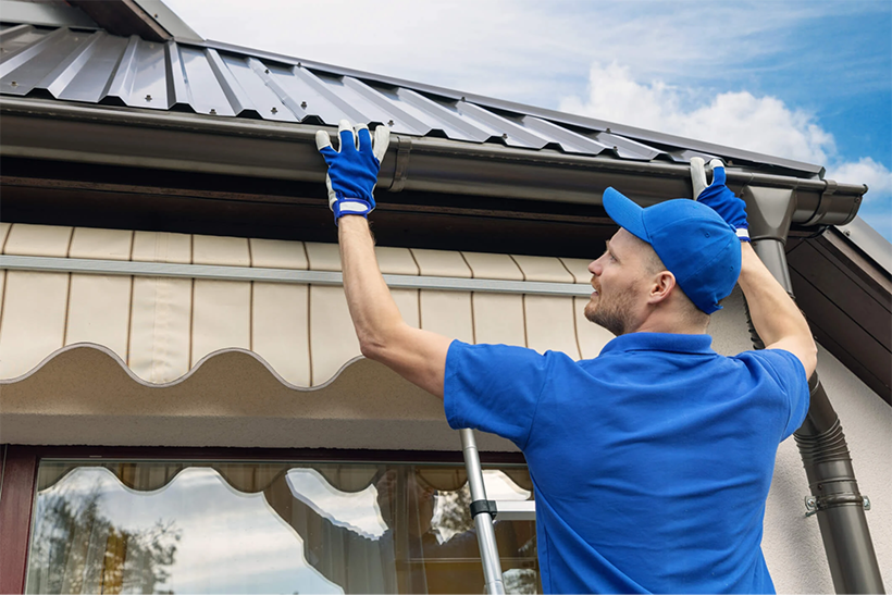 Cần vệ sinh, bảo dưỡng công trình mái tôn định kỳ từ 6-12 tháng/lần