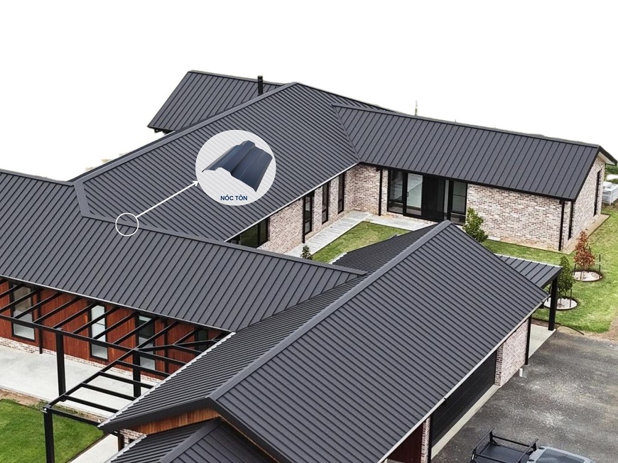 Tôn úp nóc giúp bảo vệ vị trí giao nhau giữa hai mái, hạn chế tình trạng thấm dột và góp phần hoàn thiện vẻ đẹp tổng thể của công trình