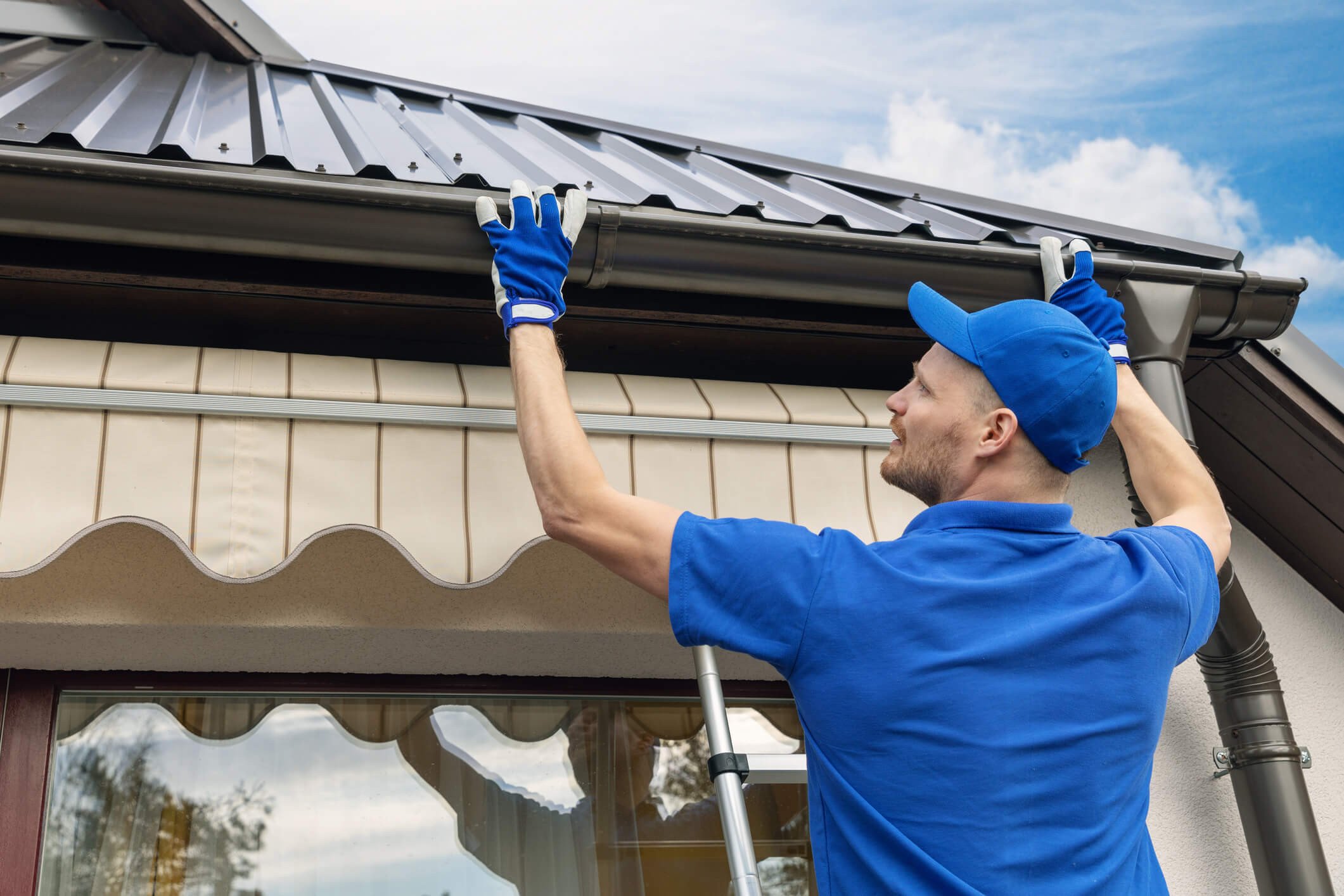 Tuân thủ các quy định an toàn lao động khi lắp đặt tôn cách nhiệt trên cao