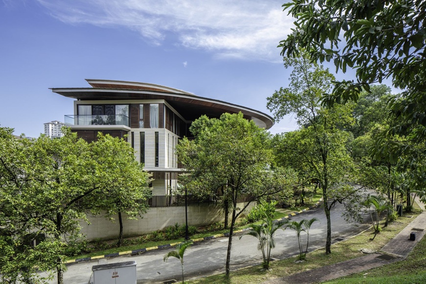 Nhà vẫn nên được xây ở hình dạng cân đối, nhưng vẫn có thể bố trí mái nhà theo hình dáng tùy chỉnh