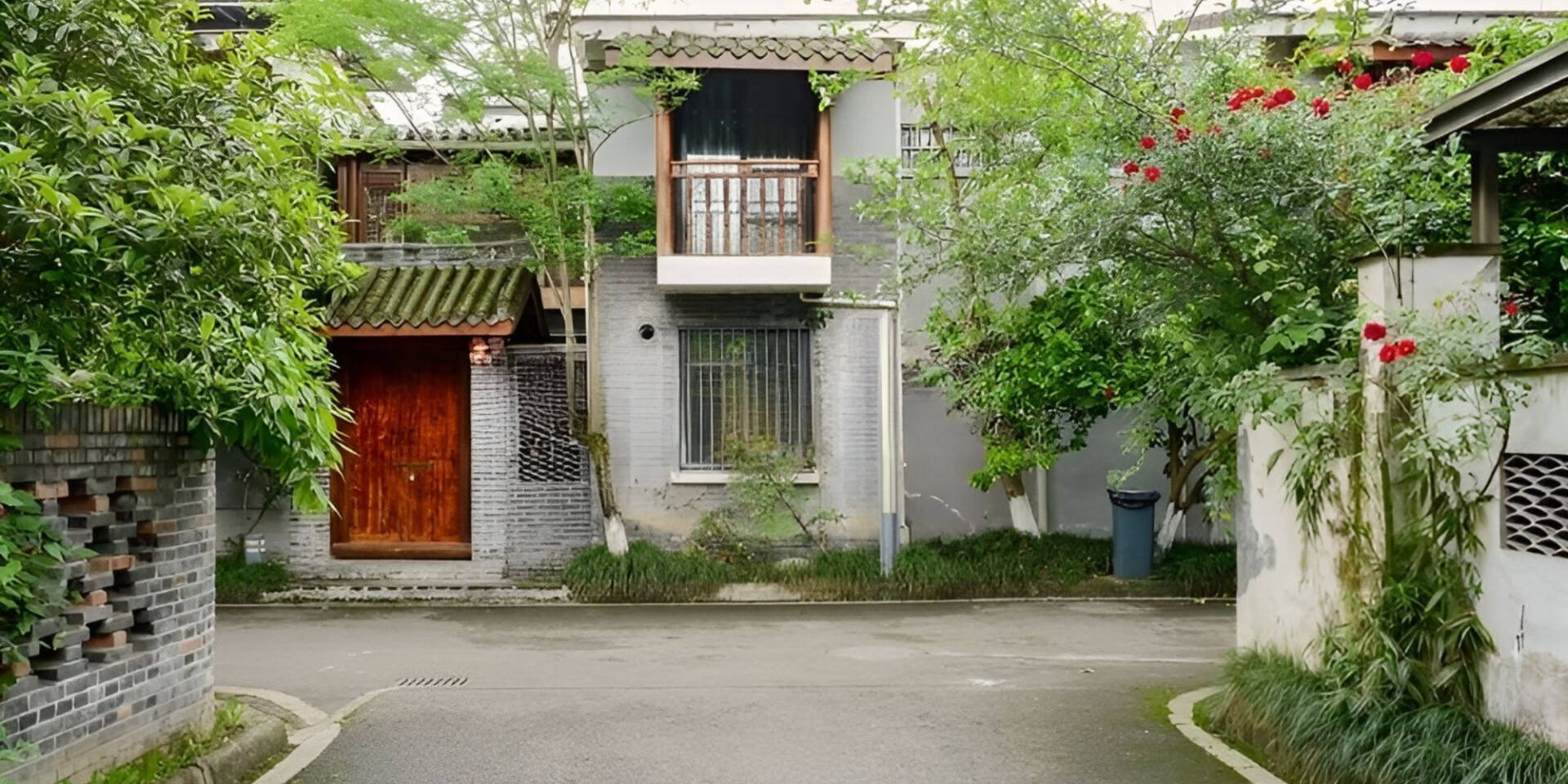 Nên thiết kế cổng lệch so với trục đường chính để làm chệch hướng những luồng khí xấu