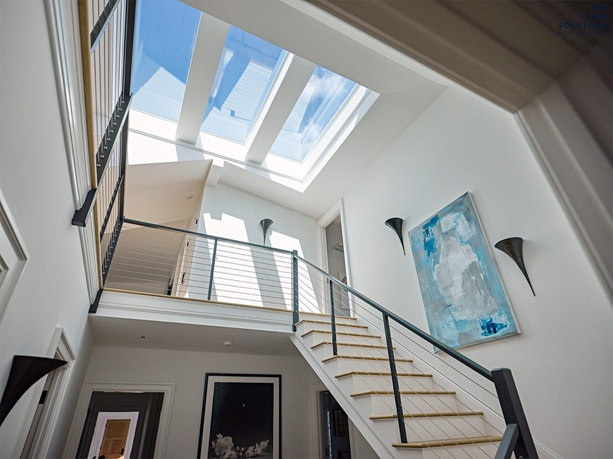 Ánh sáng tự nhiên nên được bố trí hợp lý khắp căn nhà như lắp đặt cửa sổ, giếng trời