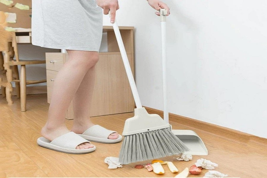 Sử dụng chổi mới để làm sạch ngôi nhà của bạn
