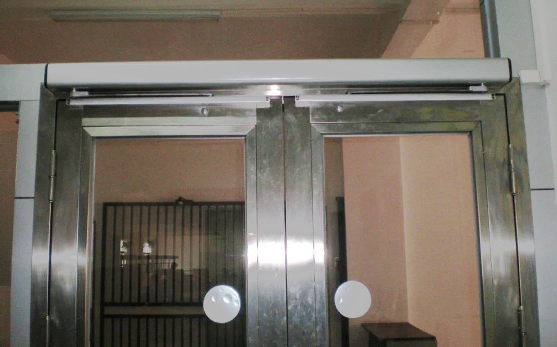 hệ thống kiểm soát cửa tích hợp thiết bị mở cửa tự động