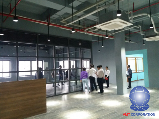 BỐ TRÍ VÀ LẮP ĐẶT ĐÈN ỐNG BƠ CHIẾU SÁNG CHO HÀNH LANG, BAN CÔNG