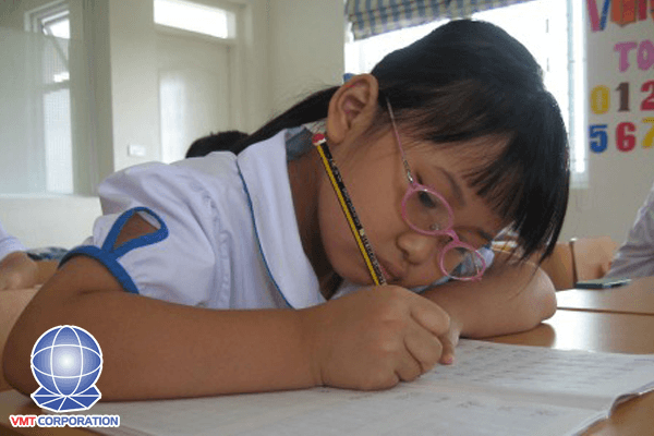 Đèn bàn học có gây cận thị?