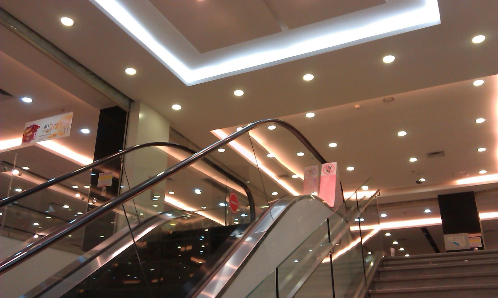 led âm trần tại trung tâm thương mại