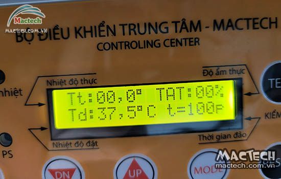 Bảng điều khiển máy ấp hiển thị ký tự lạ