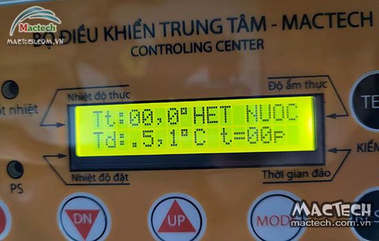 Bảng điều khiển máy ấp hiển thị ký tự lạ