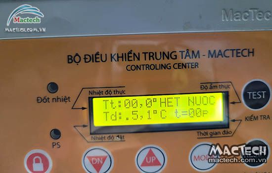 Bảng điều khiển máy ấp hiển thị ký tự lạ