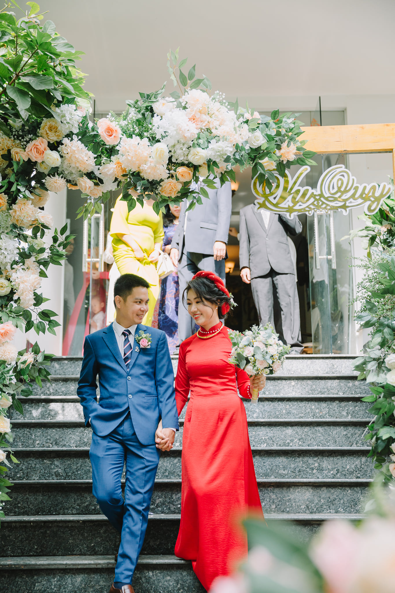 trang trí gia tiên tone vàng trắng hồng pastel