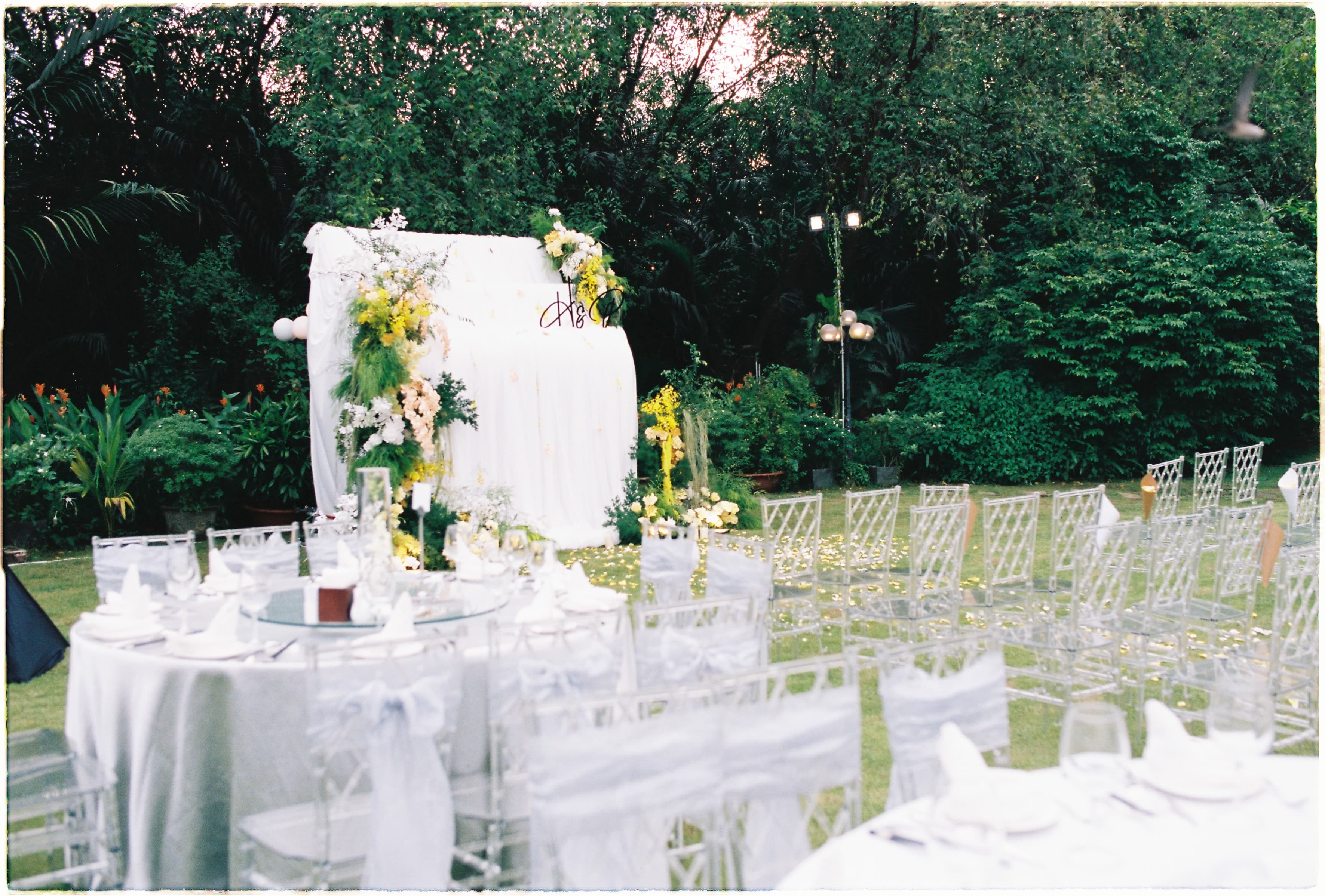 Trang trí tiệc cưới tại Chloe Gallery – Sang trọng, hiện đại & lãng mạn giữa lòng Sài Gòn