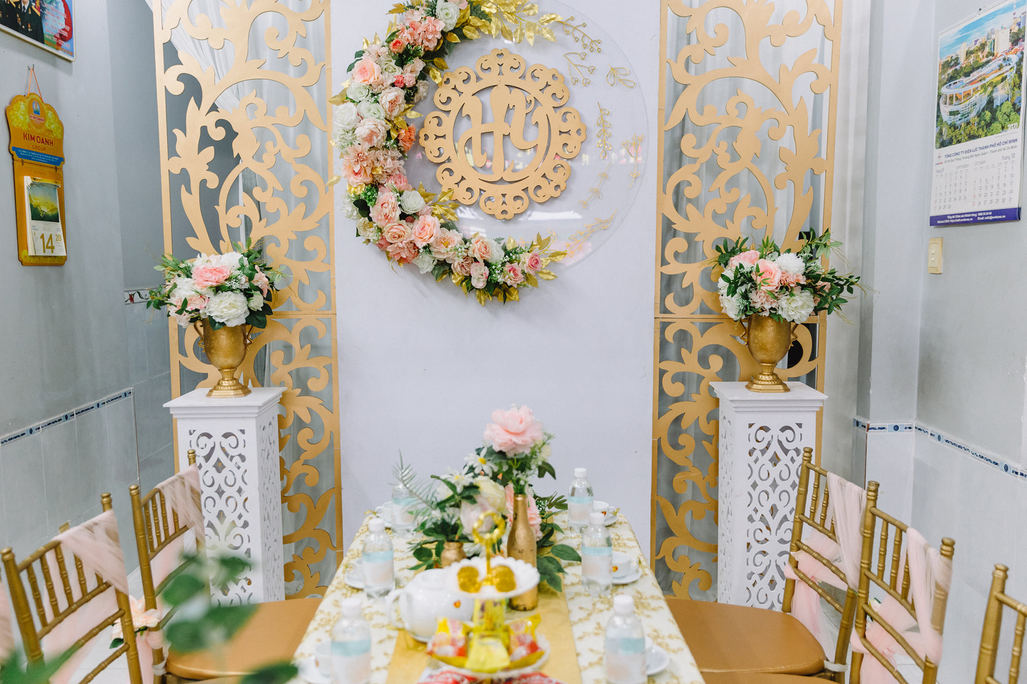 trang trí gia tiên tone vàng trắng hồng pastel