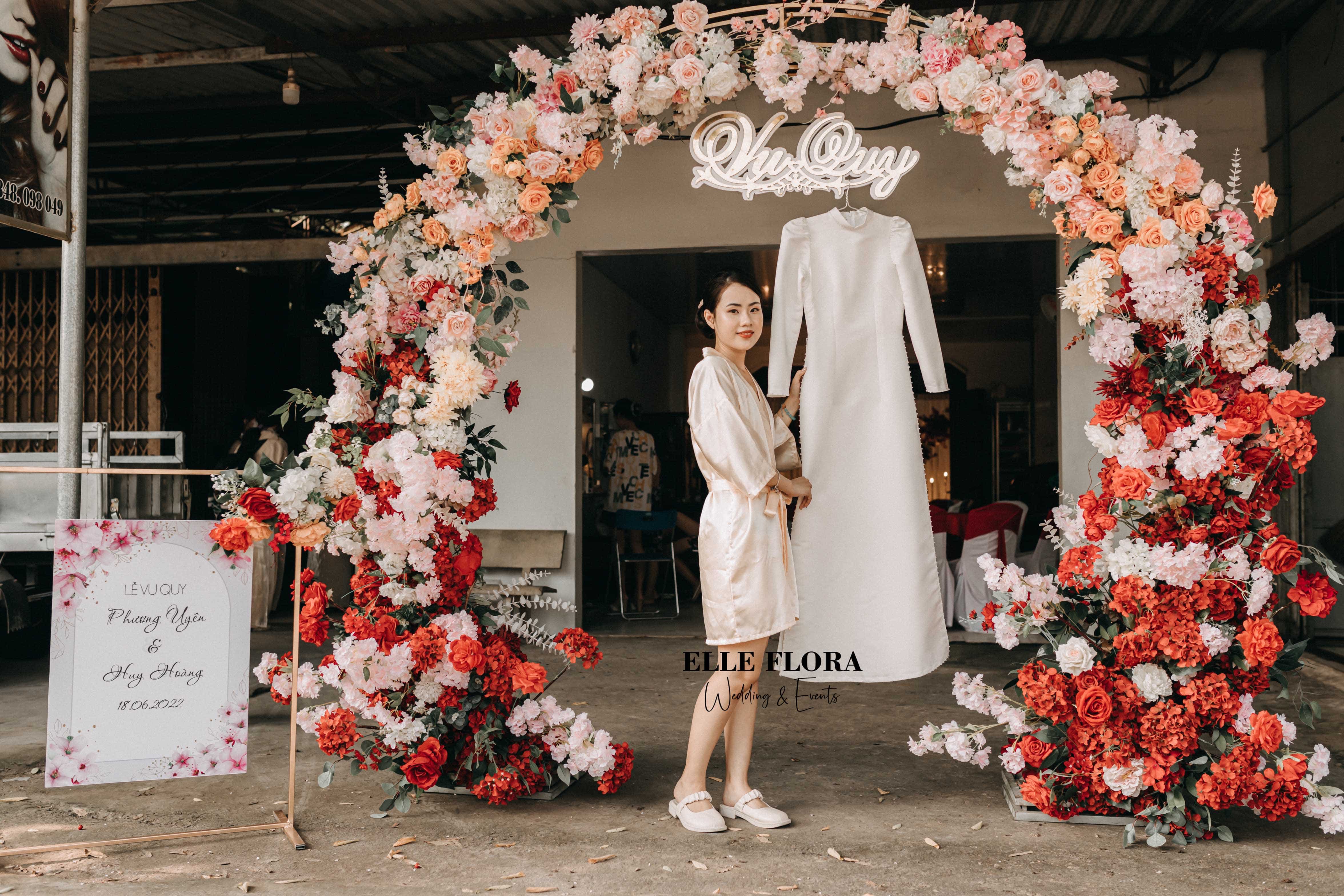 Cổng hoa trang trí gia tiên cơ bản - September đỏ hồng