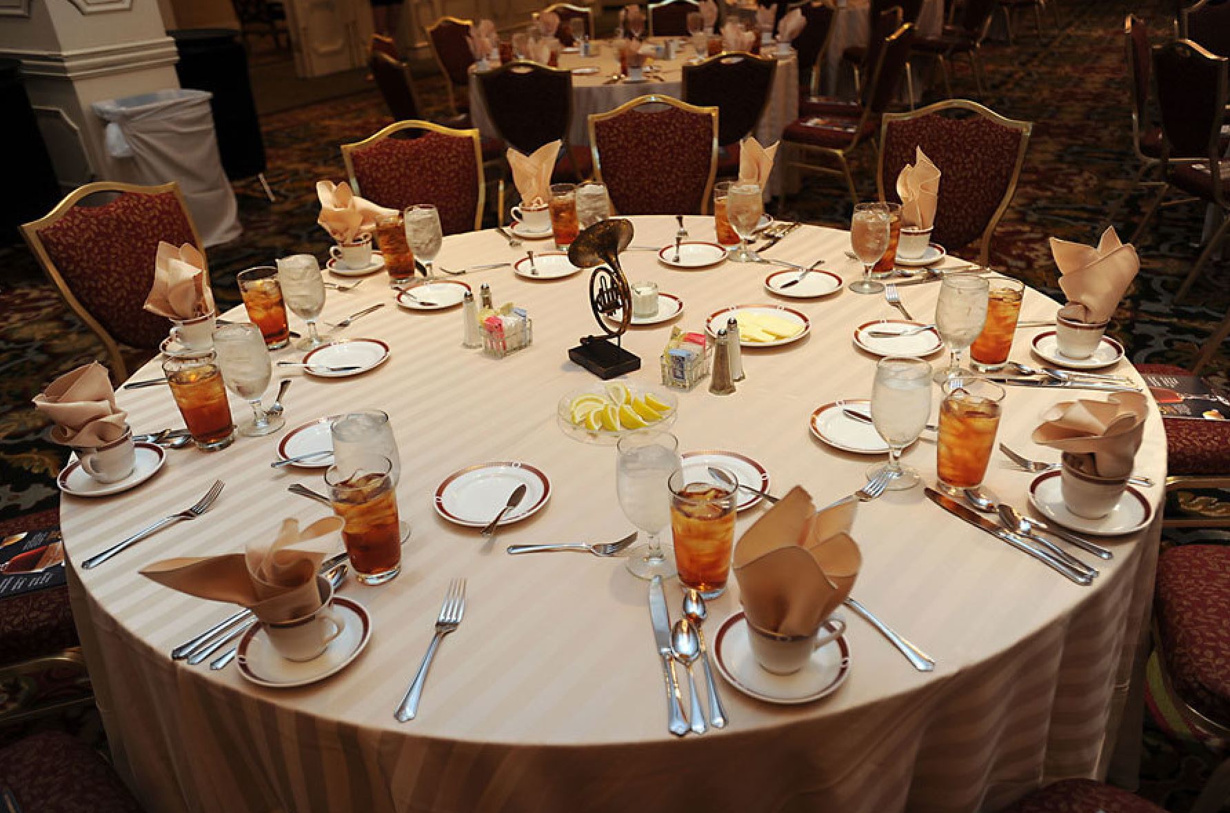 Trang trí bàn ăn kiểu Việt Nam