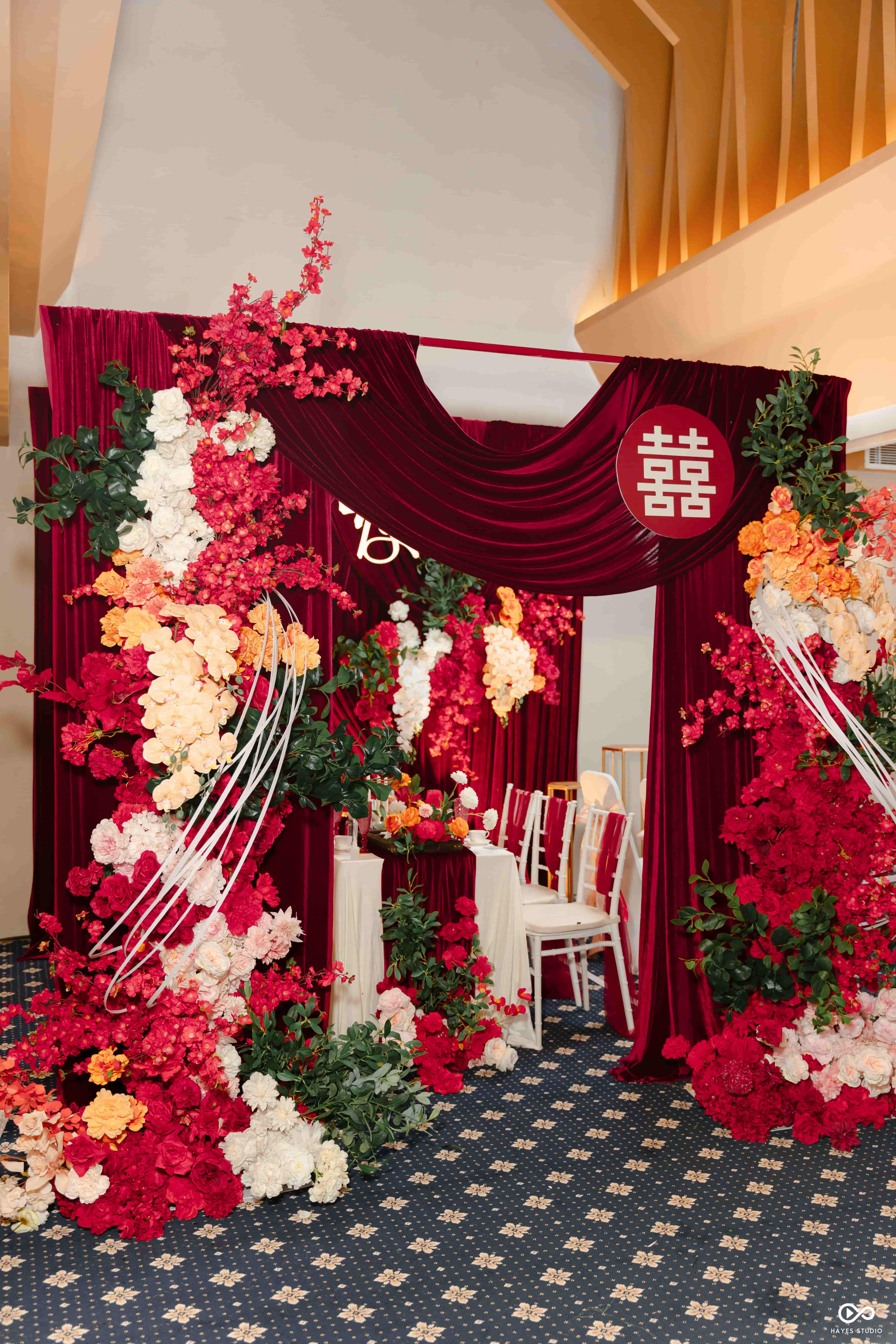 Cổng hoa cưới tone đỏ