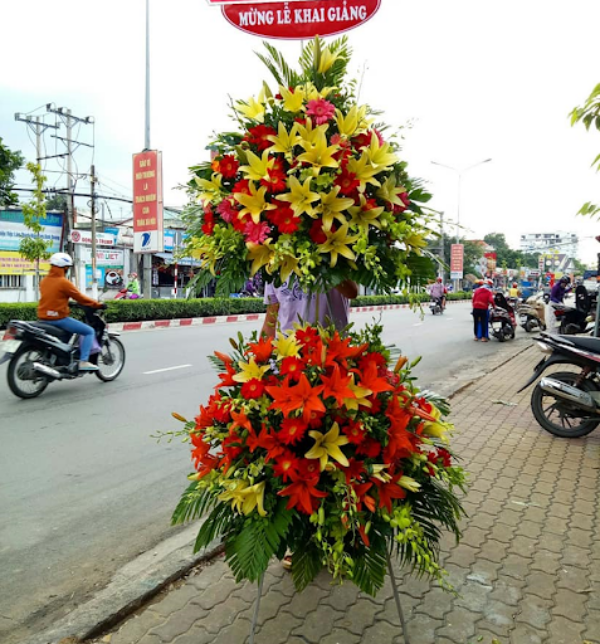 Kệ hoa mừng khai giảng nổi bật gam màu ấm nóng đỏ và vàng