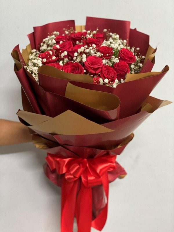 Bó hồng đỏ mix baby rực rỡ và cuốn hút ánh nhìn là lời tri ân thầy cô