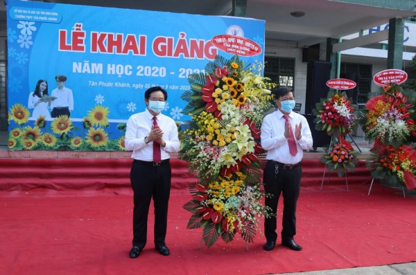 Kệ hoa chúc mừng khai giảng năm học mới đẹp mắt hòa cùng không khí ngày 5/9