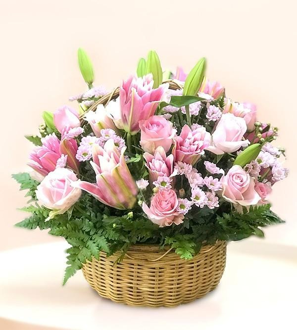Giỏ hoa hồng mix tulip - vẻ đẹp pha lẫn giữa rực rỡ và thanh thuần