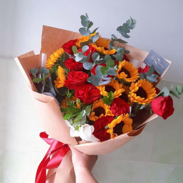 Bó hồng mix hướng dương cực rạng rỡ và thu hút mọi ánh nhìn